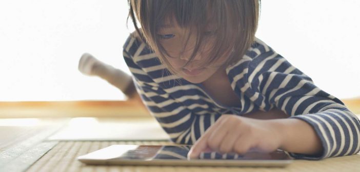 Child plays with digital tablet thanks to streaming data analytics