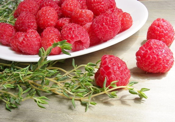 raspberry_thyme_vinegar_ingredients