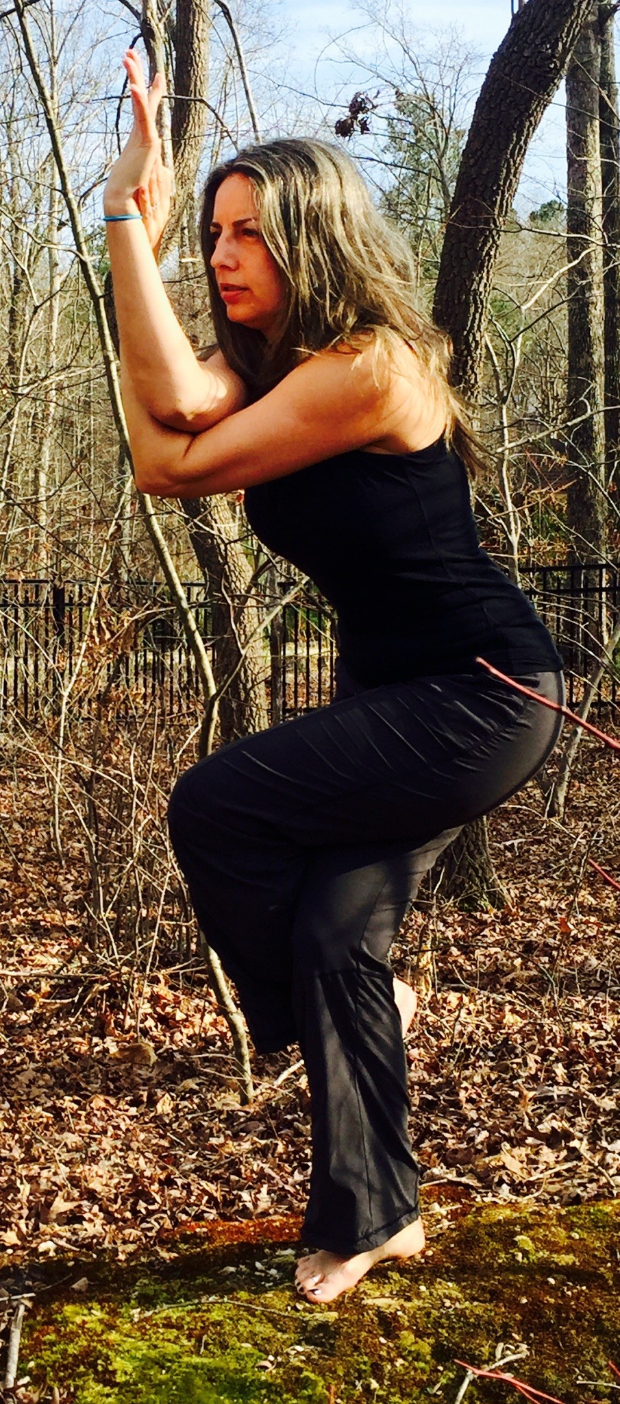 Eagle pose mujer joven practicando yoga fitness concepto de entrenamiento |  Vector Premium